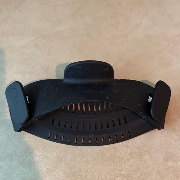 Black Clip-On Pot Strainer - Picture 3 of 3